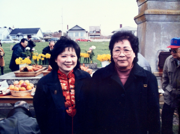 Ida Chong with her mother attending the Qing Ming ceremonies at the Chinese cemetery at Harling Point, 1999. (Photo courtesy of Ida Chong).