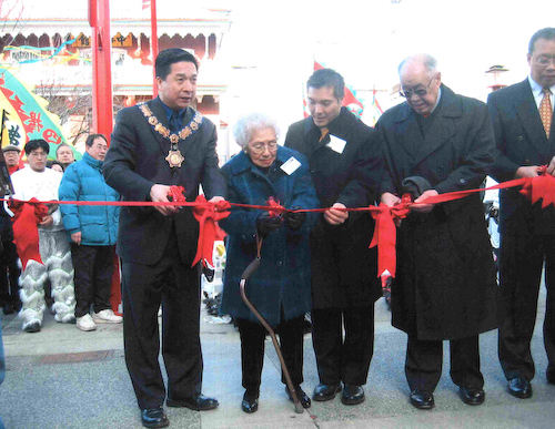 Dedication ceremony for Lee Mong Kow Way in 2005, with Mayor Alan Lowe on the left and Jack Lee on the right (Photo courtesy of Robert Lee).